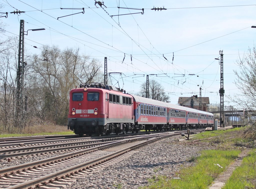115 205-7 am warmen und sonnigen 14.04.2013 mit dem BTE 2771 von Freiburg Hbf nach Wolfratshausen. Hier ist die schne alte Dame, mit dem betrchtlichen Alter von 54 Jahren, noch auf der KBS 703 in Orschweier.