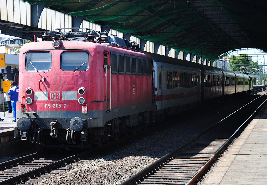 115 205-7 ICE-Ersatzzug im Hbf Bonn - 20.08.2010