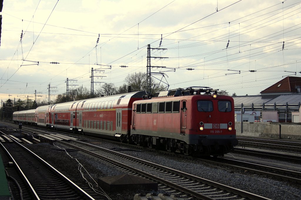 115 205-7 mit N-Wagen und Dostos am Weg zum mnchner Hbf am 10.04.12. Aufnahme bei der Durchfahrt in Mnchen - Pasing.