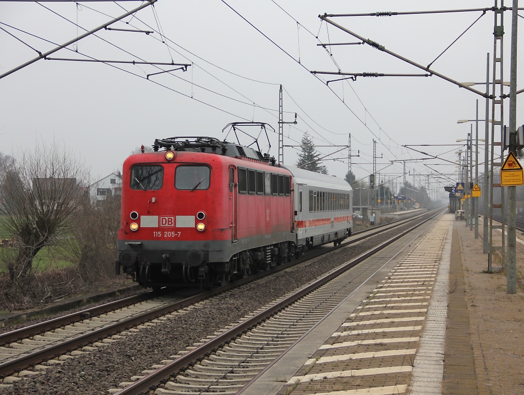 115 205-7 mit Pbz oder dem krzesten IC Deutschlands in Fahrtrichtung Wunstorf. Aufgenommen am 17.03.2012 in Dedensen-Gmmer.