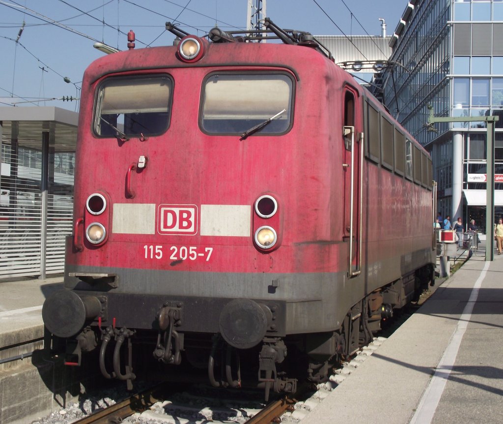 115 205-7 steht am 17. August 2011 als Verschublok im Mnchener Hbf.