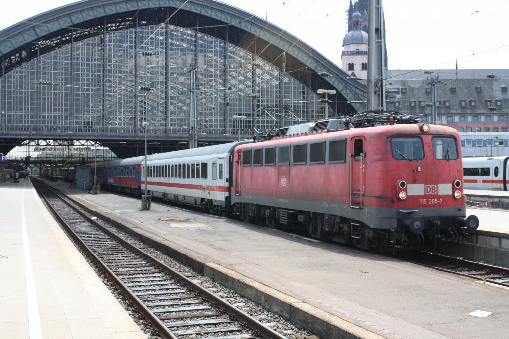 115 205-7 steht am 26.06.10 in Kln Hbf mit dem Zusatz IC Richtung Bonn Hbf abfahrbereit.
