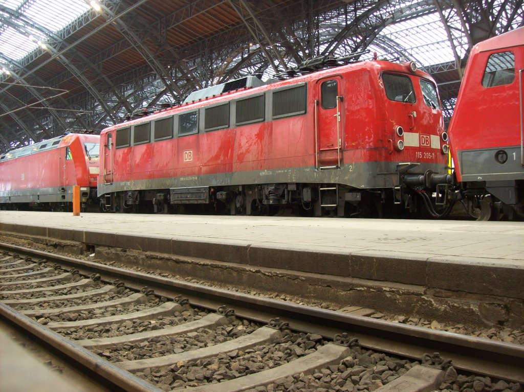 115 205-7 steht zwischen 120 156-5 & einer 101 und diverse Schadwagen 06.05.2010