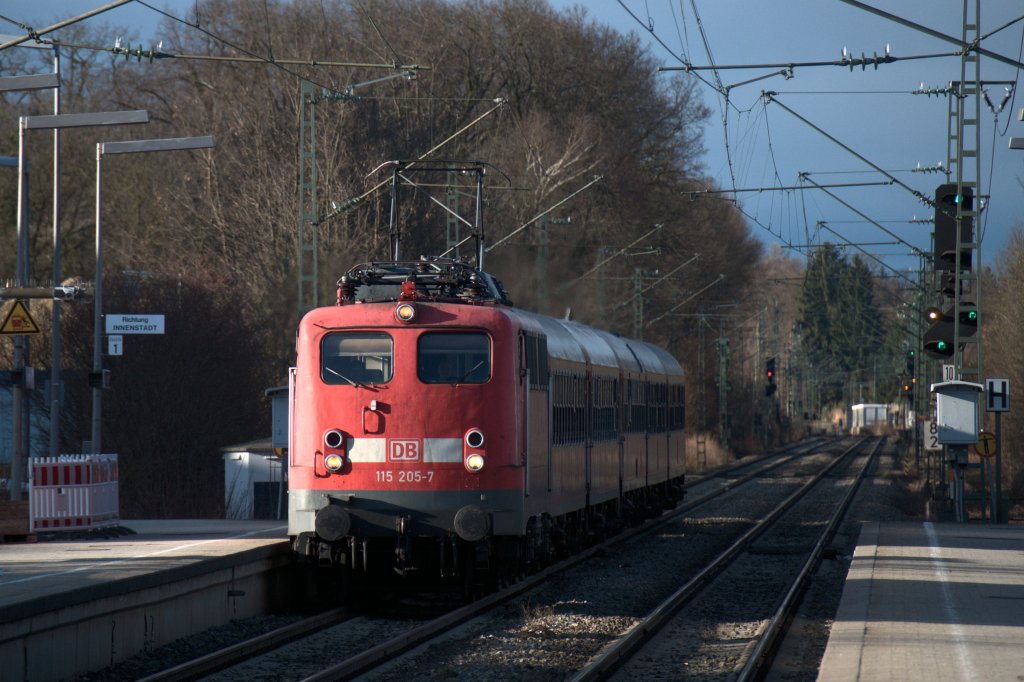 115 205 am 13.04.13 mit DZ 2774 Wolfratshausen-Freiburg am den Mnchner Siemenswerken