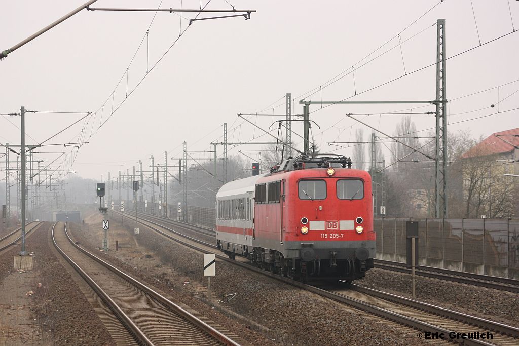 115 205 am 17.03.2012 mit dem PBZ2453 in H-Leinhausen.