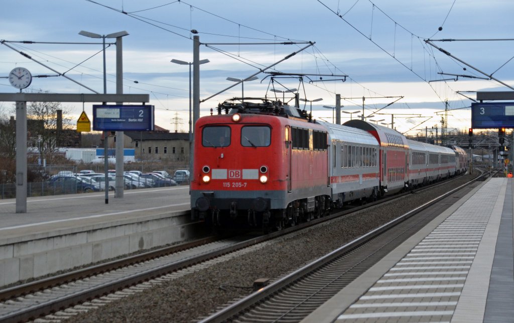 115 205 befrderte am 06.12.11 den PbZ 2466 durch Bitterfeld Richtung Dessau.