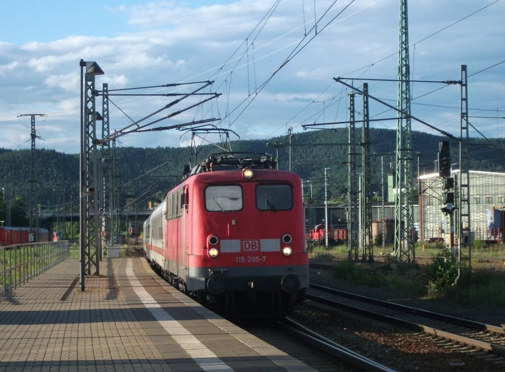 115 205 durchfhrt mit 2 IC-Schutzwagen und einem ICE 2 BordRestaurant, am 8.Juli 2012 den Bahnhof Saalfeld(Saale) Richtung Nrnberg.