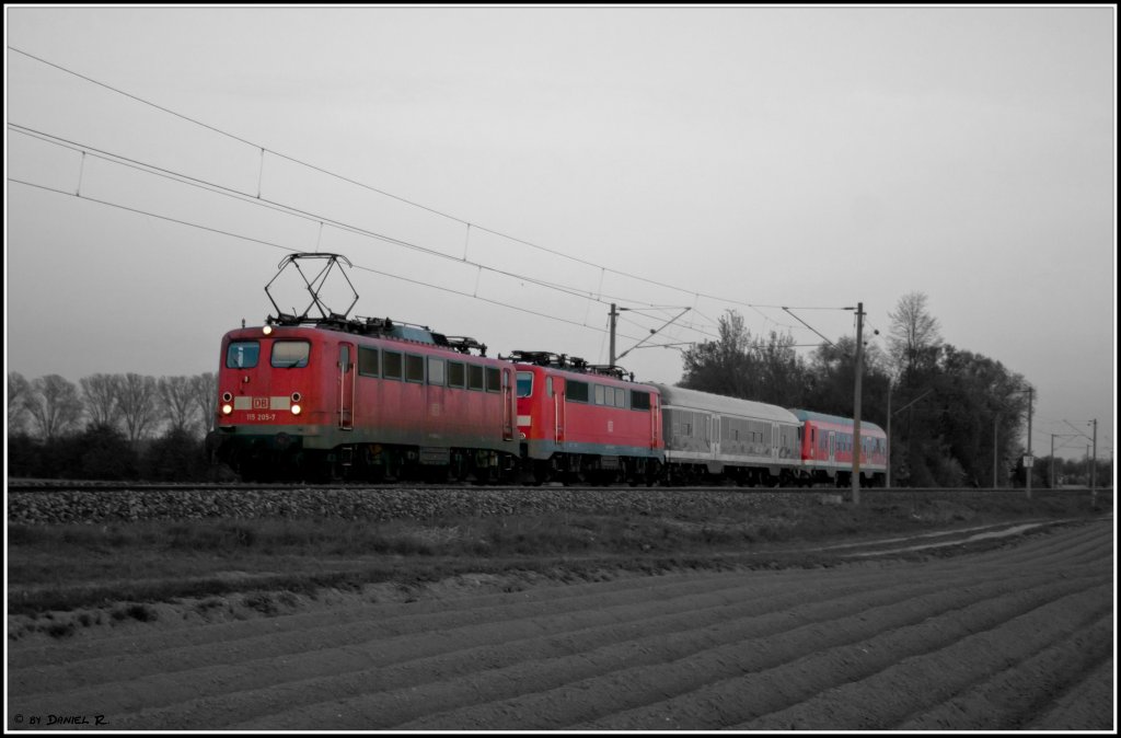 115 205 sowie eine Regio 111 und zwei Regiowagen mit dem PbZ-D 2468 bereits im Dunkel am 20.04.2011 nchst Kfering.