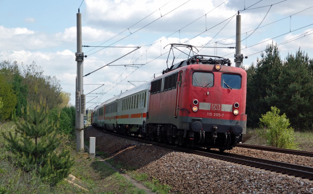 115 205 zieht am 03.05.11 den PbZ 2467 durch Muldenstein Richtung Bitterfeld. Am Zugschluss liefen noch eine BR 101, eine BR 111 und 3 LOks der BR 146 mit.