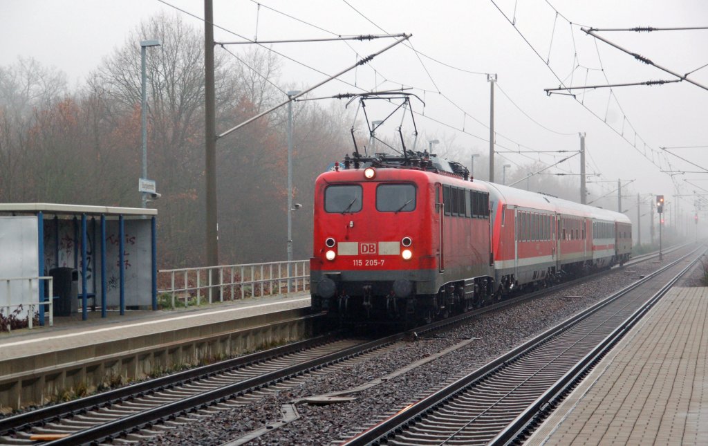 115 205 zieht am 18.11.10 den PbZ 1967 Berlin - Leipzig durch Burgkemnitz.