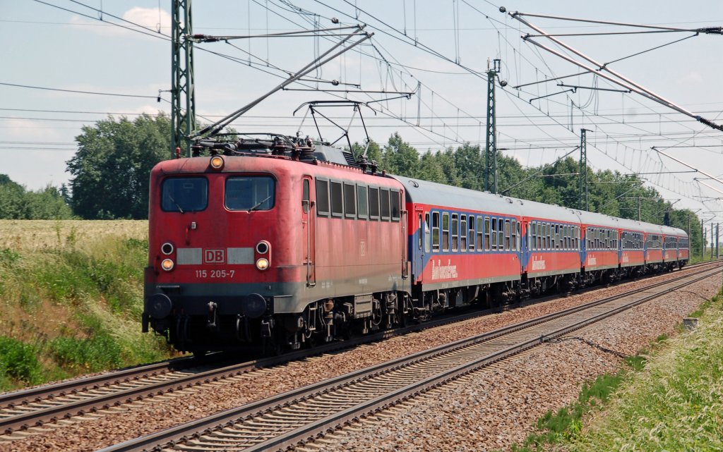 115 205 zog am 05.06.11 den Kirchentagssonderzug Dresden - Tbingen durch Wurzen Richtung Leipzig.