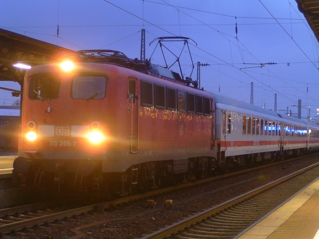 115- 205 zog am 1.12.09 den IC 2056 von Mannheim nach Saarbrcken. Der Zug hlt gerade in Homburg (S) Hbf.