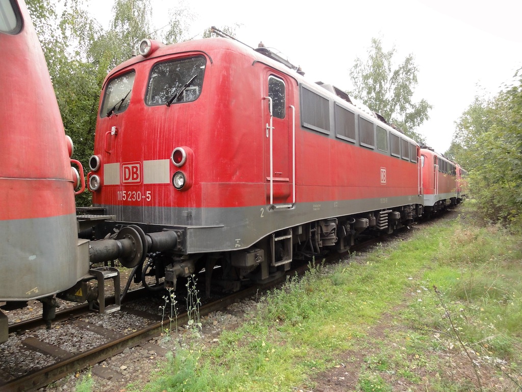 115 230 aus dem Lokzug mit 115 159, 115 355, 115 230, 115 148 und 115 224 vor dem Gelnde des Schrotthndlers  Theo Steil  in Eschweiler-Aue. 17.09.2011, 14:30h