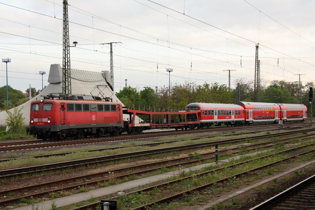 115 261-0 von DB AutoZug stand am Morgen des 21.05.2010 mit diesem bunt gemischten Zug in Magdeburg Hbf. 