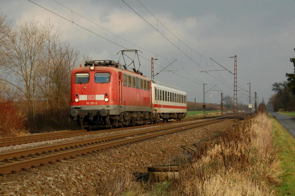 115 261-0 hat bei Nordbögge mit dem leider häufig sehr kurzen PbZ 2451 von Hamburg schon fast das Ziel Dortmund Bbf erreicht, 02.01.2012.
