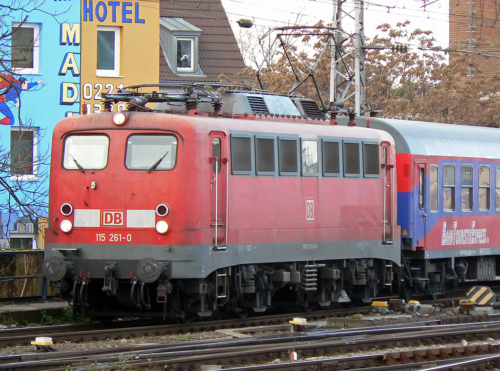 115 261-0 mit IC2863 in Kln Hbf. am 21.11.2010