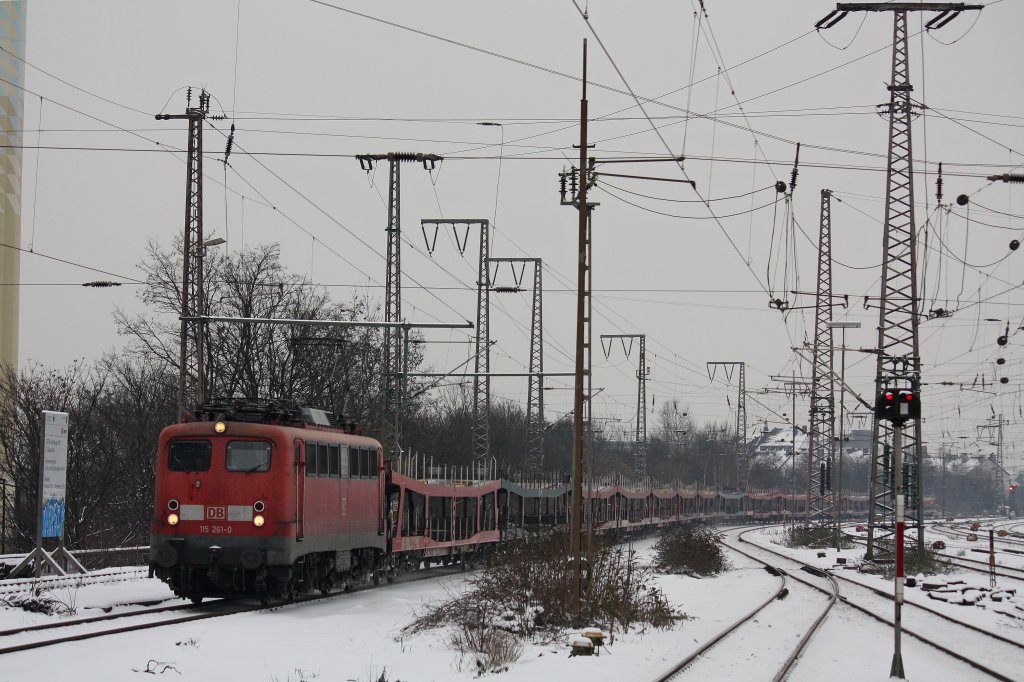 115 261 am 15.1.13 mit Autowagen bei der Durchfahrt durch Duisburg Hbf.