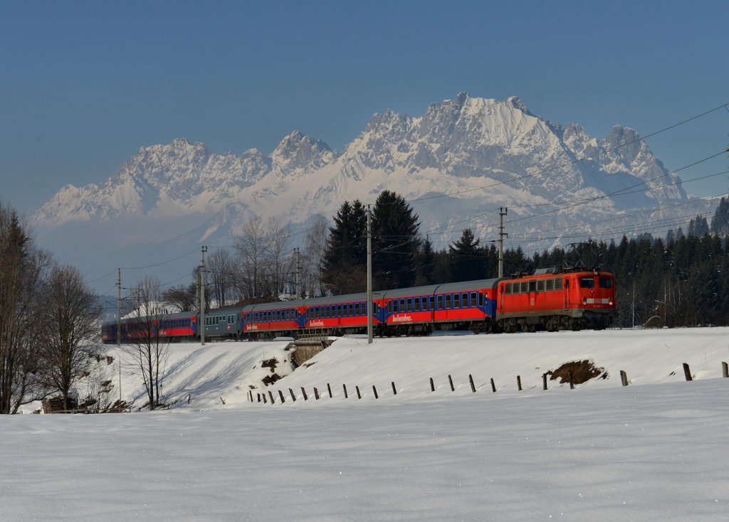 115 261 mit einem Turnuszug am 26.01.2013 bei Fieberbrunn.