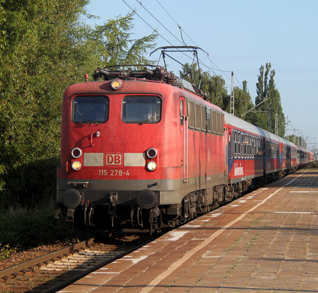 115 278-4 mit Sonderzug 2680 von Warnemnde nach Berlin-Lichtenberg bei der Durchfahrt um 07.30 Uhr im S-Bahnhof Rostock-Holbeinplatz.18.07.2013
