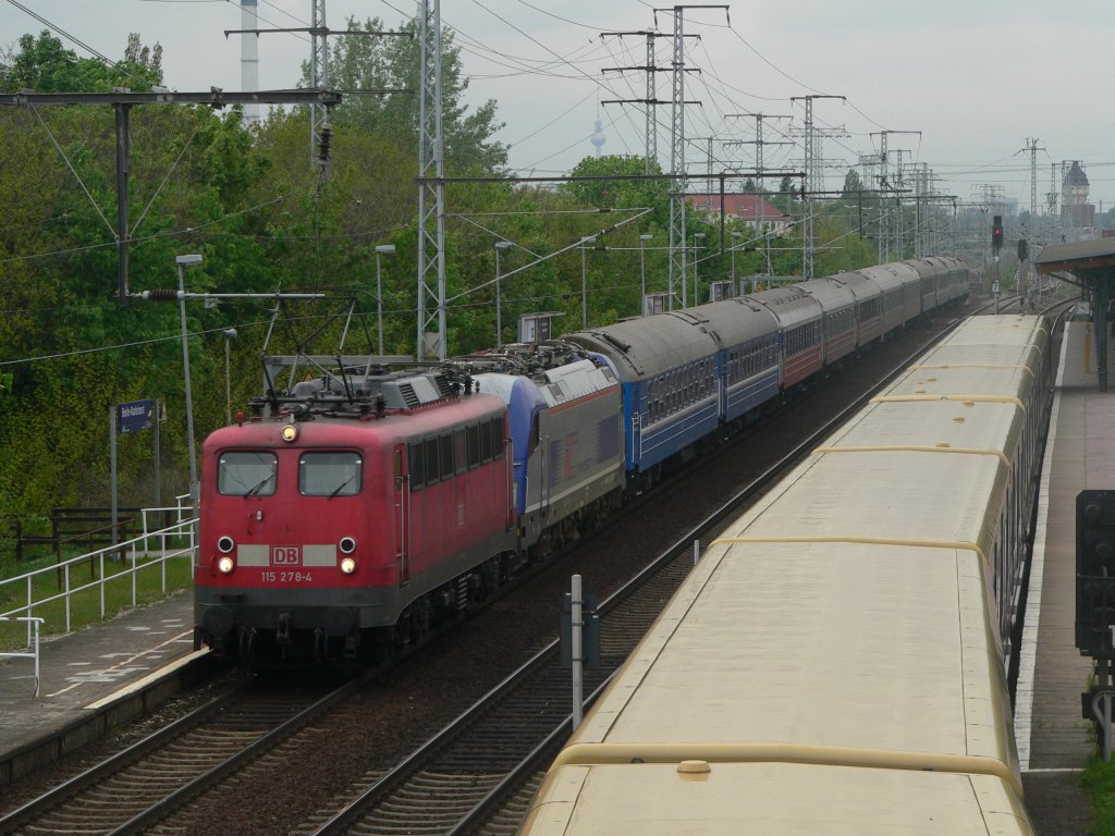 115 278-4 und eine polnische EU44 im Schlepptau vor dem D441 mit russischen Wagen am 7.5.2010 in Berlin Karlshorst. Die S-Bahn wollte leider nicht warten.