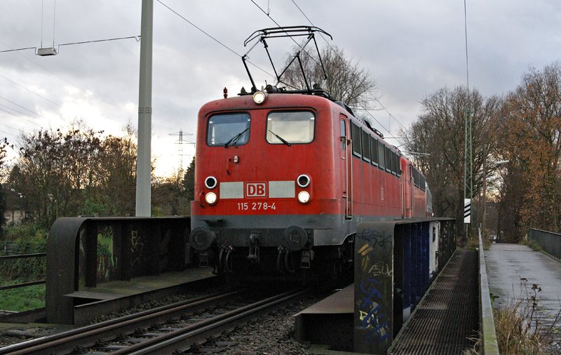 115 278-4 zieht 115 198-4 und die Leergarnitur des IC 1817 am 22.11.2009 von Hamburg-Eidelstedt zum Hamburger Hauptbahnhof ber die Gterumgehungsbahn.Zudem schiebt 101 029-7 die IC-Garnitur, die gerade die Brcke ber die Autobahn A7 passiert.
