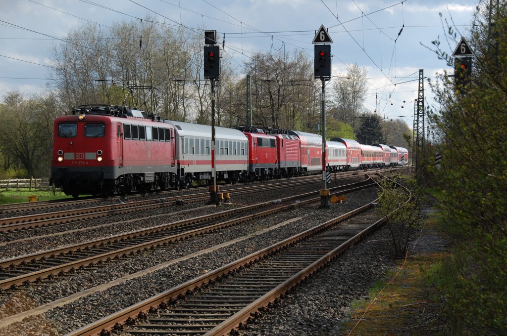 115 278-4 zieht ihren sehr langen Pbz-D 2490 Dortmund Bbf - Berlin-Rummelsburg inkl. einer BR 111 und BR 143 abseits vom Regelweg, der normalerweise ber Hamm fhrt, ber die KBS 425 bei Sythen, 22.04.2012.