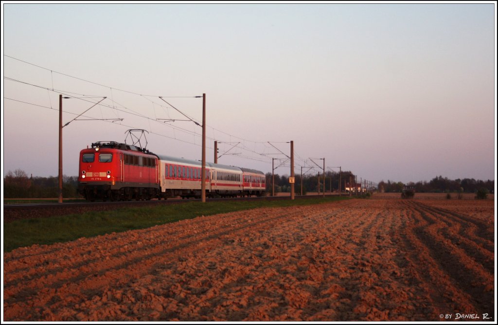 115 278 mit dem PbZ-D 2468. Am Haken hat sie einen CNL-wagen, einen IC-Wagen sowie einen Regio-Wagen. Fotografiert konnte der Personenzug besonderer Zwecke im letzten Licht am 18.04.2011 n�chst K�fering. 