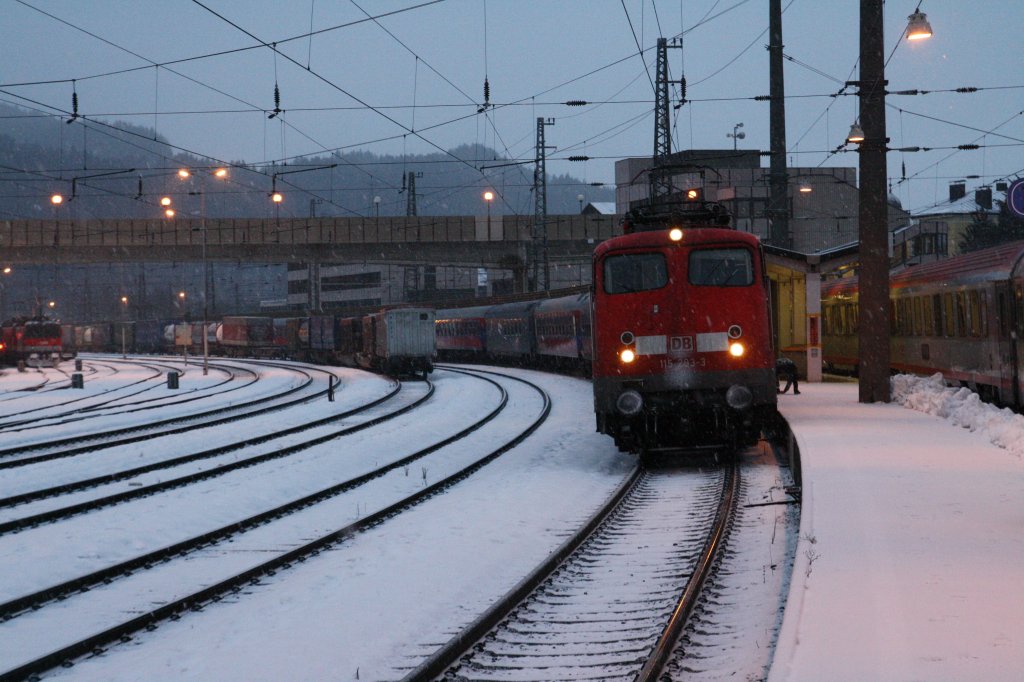 115 283-3 hlt am Samstagfrh mit dem Skisonderzug ``De Skitrein`` von Utrecht nach Bischofshofen/Zell am See  im Bahnhof Kufstein. 14.1.2012