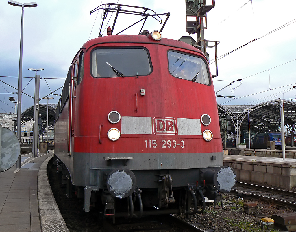 115 293-6 kam mit 120 117-7 am Haken durch Kln Hbf , hier auf Gleis 2 am 02.05.2010