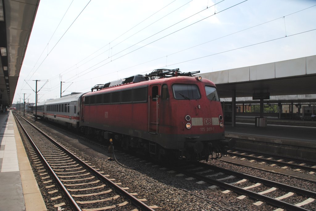 115 307-1 mit zwei IC-Wagen in Hannover HBF am 30.03.10