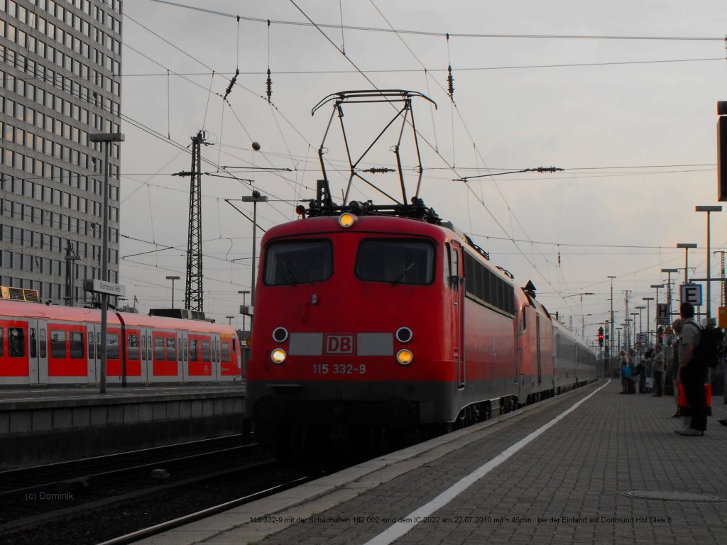 115 332 fhrt mit der Defekten 182 002 (eigentliche Zuglok) und dem IC 2022 mit +45min. um 20:10 in den Dortmunder Hbf ein.
Da staunte nicht nur ich als der Zug einfuhr.
