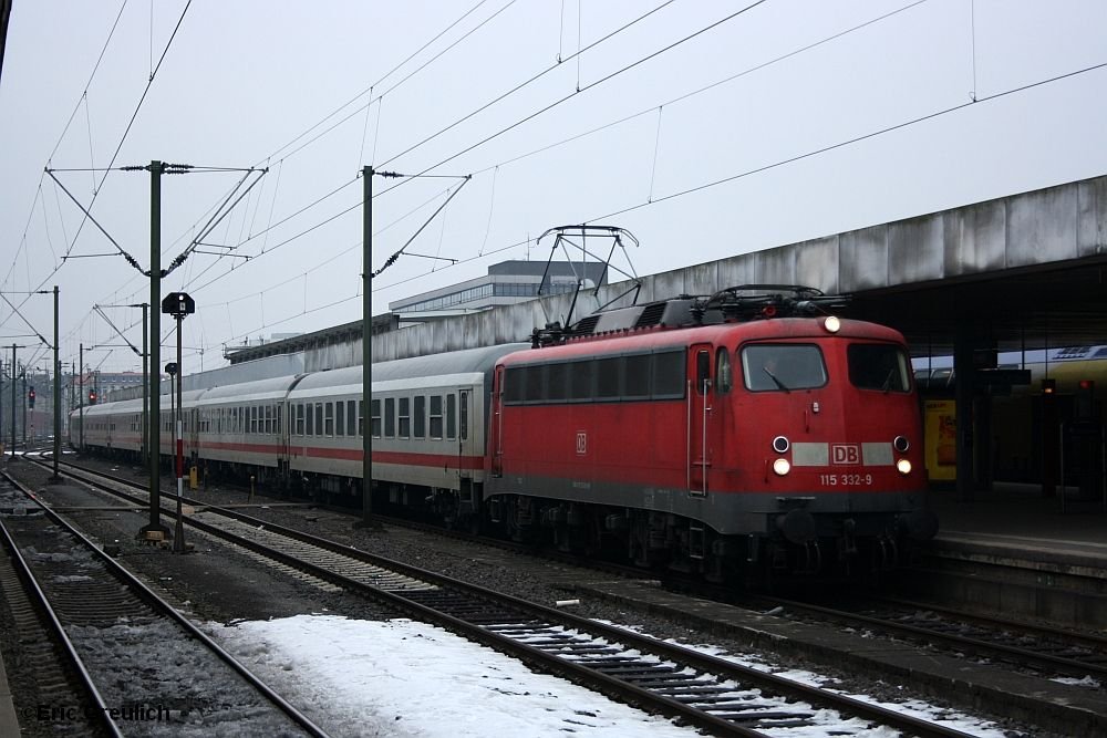 115 332 mit dem Ersatz-IC nach Bremen, hinten hing 110 278. (Hannover am 23.1.10)
