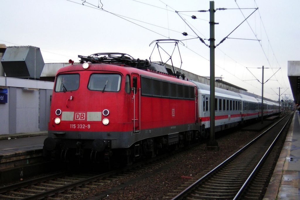 115 332 mit dem IC1933 in Hannover HBF am 4.12.09.