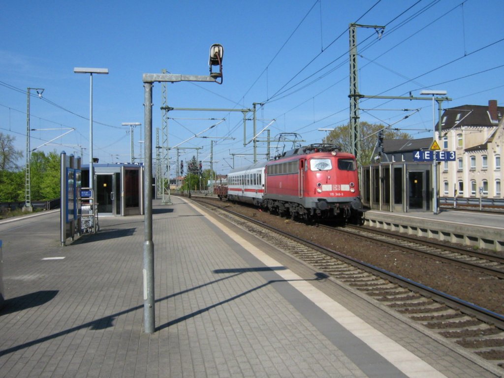 115 346-9 mit einem aufgearbeiteten IC Reisezugwagen und einem Rungenwagen, beladen mit Radstze aus dem AW Neumnster auf der Fahrt durch den Bahnhof Neumnster nach Hamburg am 23.04.2009