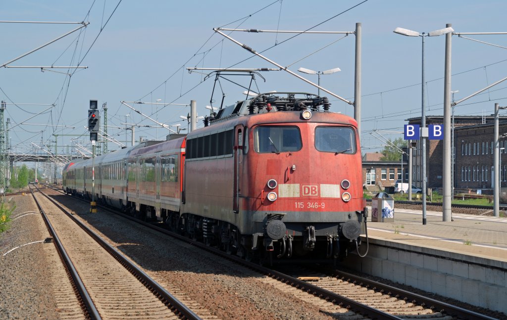 115 346 bespannte am 01.05.12 den PbZ 2467 Berlin - Leipzig. Hier zieht sie ihren Zug durch Bitterfeld Richtung Halle(S).