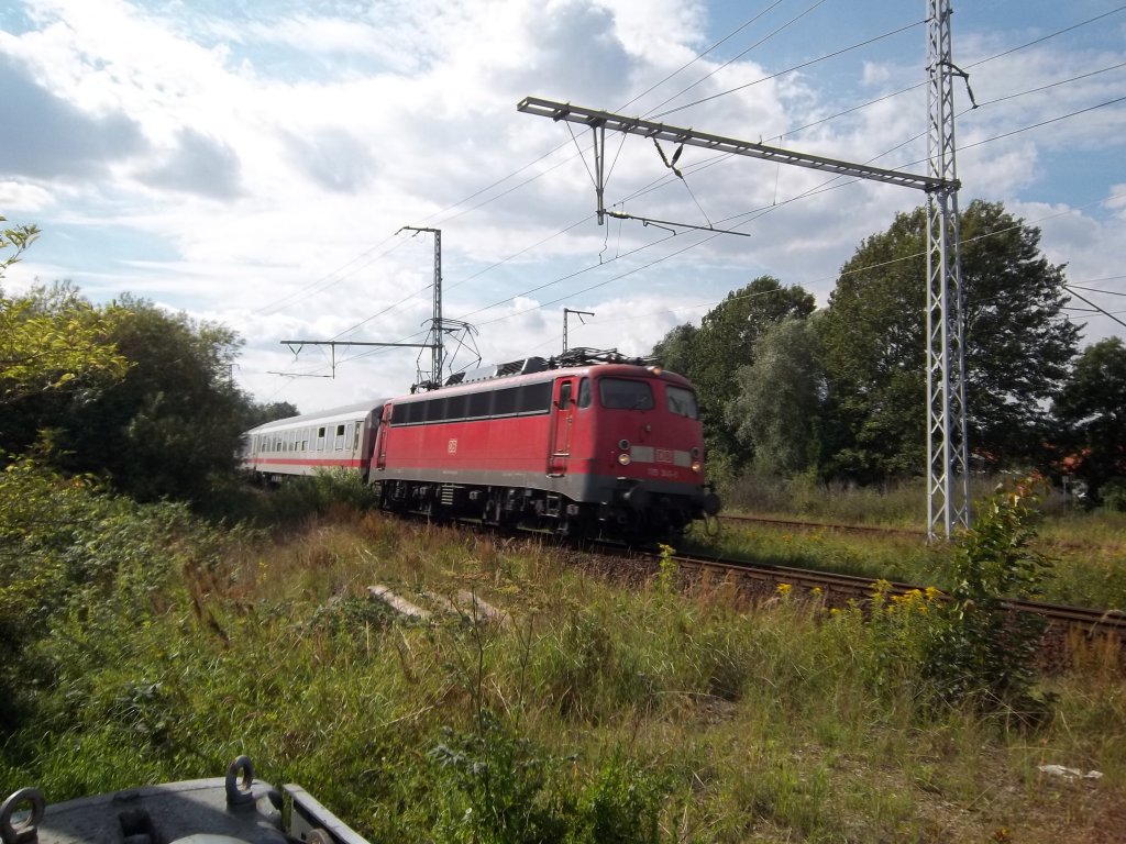 115 346 mit IC 1861 (Urlaubsexpress) auf dem Weg nach Seebad Heringsdorf. Sie hat den Zug von 120 135-9 bernommen. Rostock, Neubrandenburger Str, Hp Kassebohm, 20.08.2010