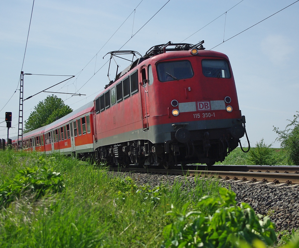 115 350-1 mit Fuball Sonderzug nach Wolfsburg. Aufgenommen am 07.05.2011 zwischen Eichenberg und Friedland(HAN).