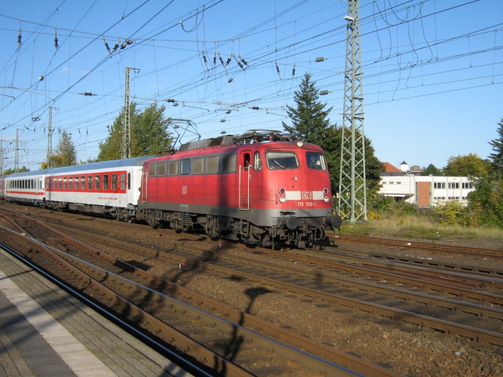115 350-1 mit instandgesetzten oder aufgearbeiteten IC Reisezugwagen aus dem AW Neumnster auf der Fahrt durch den Bahnhof Neumnster nach Hamburg am 09.10.2008