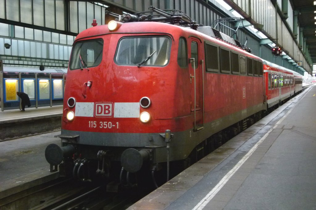 115 350-1 steht mit dem kleinen PbZ aus Mnchen am 06.01.2012 in Stuttgart Hbf