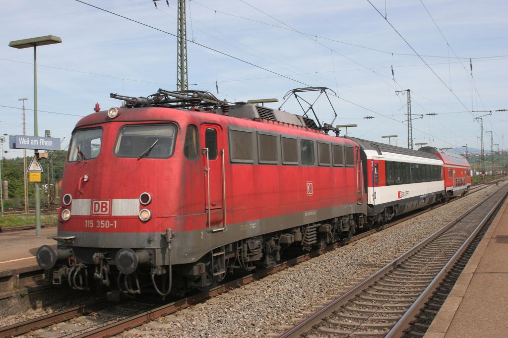 115 350 am 02.09.10 in Weil am Rhein mit Leerwagenzug nach Basel Bad. Bf. Angehngt ein SBB EC Wagen in neuer Farbgebung und ein DDR Doppelstockwagen (eckige Ausfhrung).