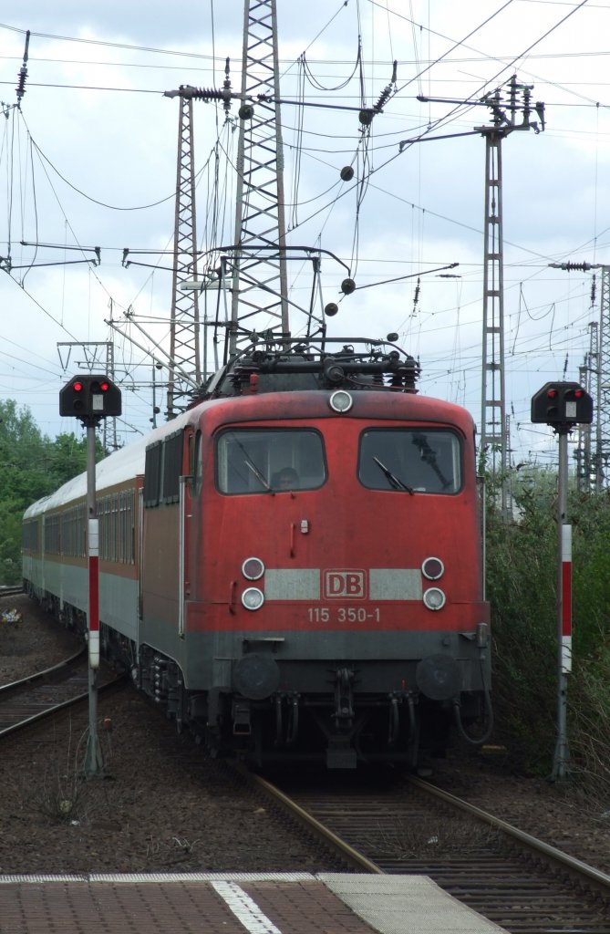 115 350 mit Autoreisezug am 2.5.10 durch Duisburg Hbf