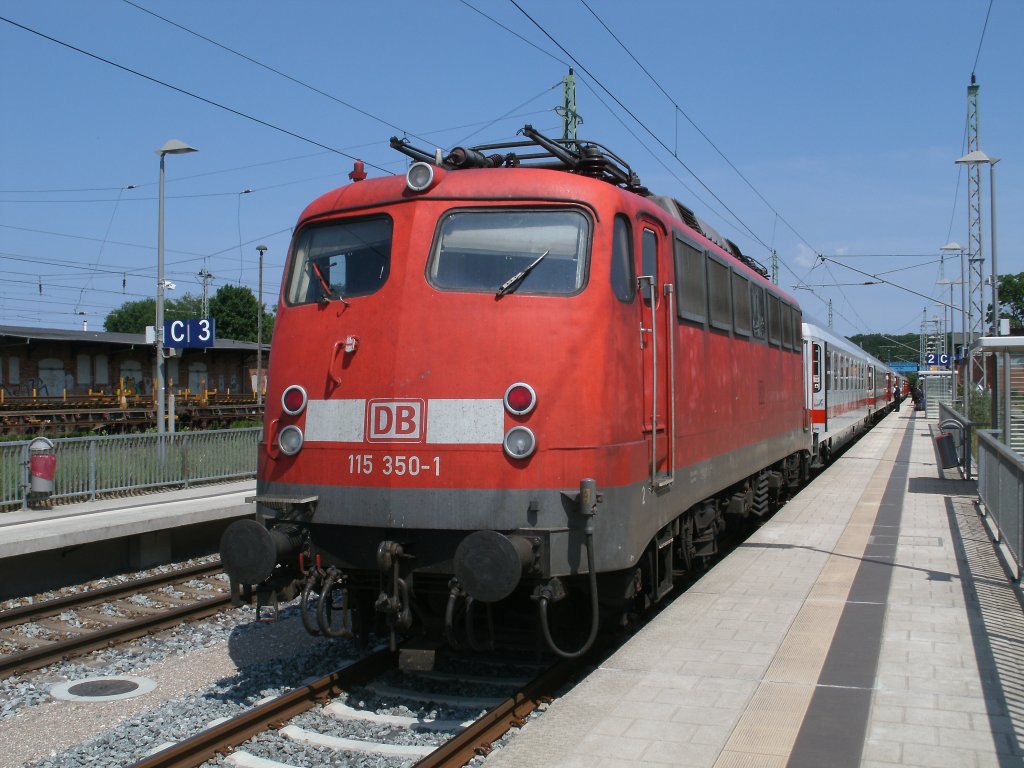 115 350,am 11.Juni 2011,als Schlulok im IC 2353 Erfurt-Binz in Bergen/Rgen.