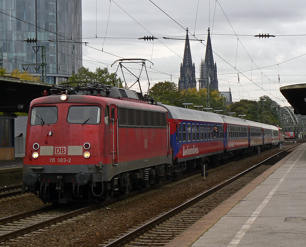 115 383-2 am IC2863 rtg Hamm ungewohnter Weise auf dem Mittelgleis durch , dafr fuhr 103 235-8 mit IC 1806 durch Gleis 1 *kopfschttel*