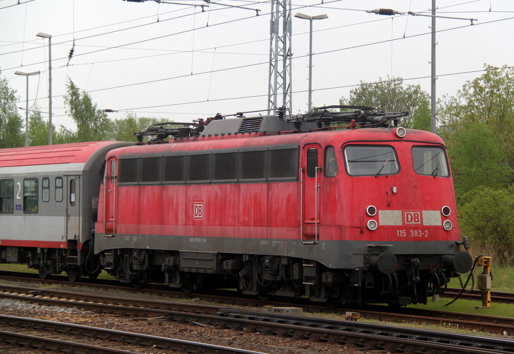 115 383-2 mit Sonderzug 2680 von Warnemnde nach Berlin-Lichtenberg abgestellt im Rostocker Hbf.11.05.2013  