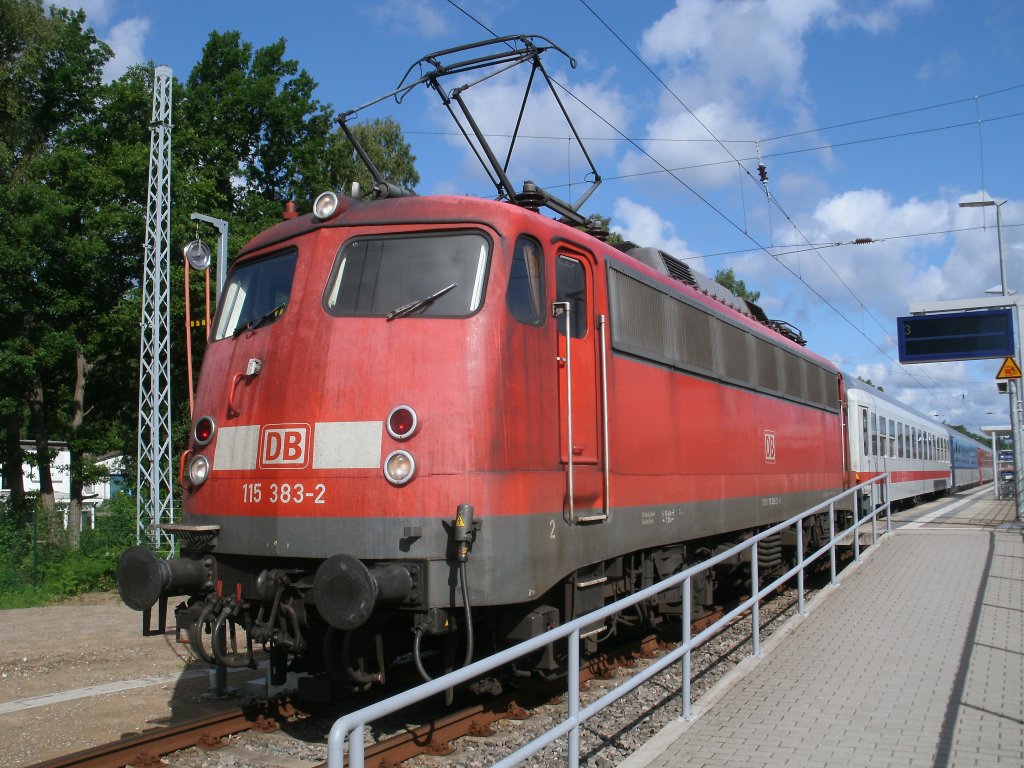 115 383 hat,am 25.Juni 2011,den EC 379 nach Brno,am Bahnsteig 3 in Binz bereitgestellt.