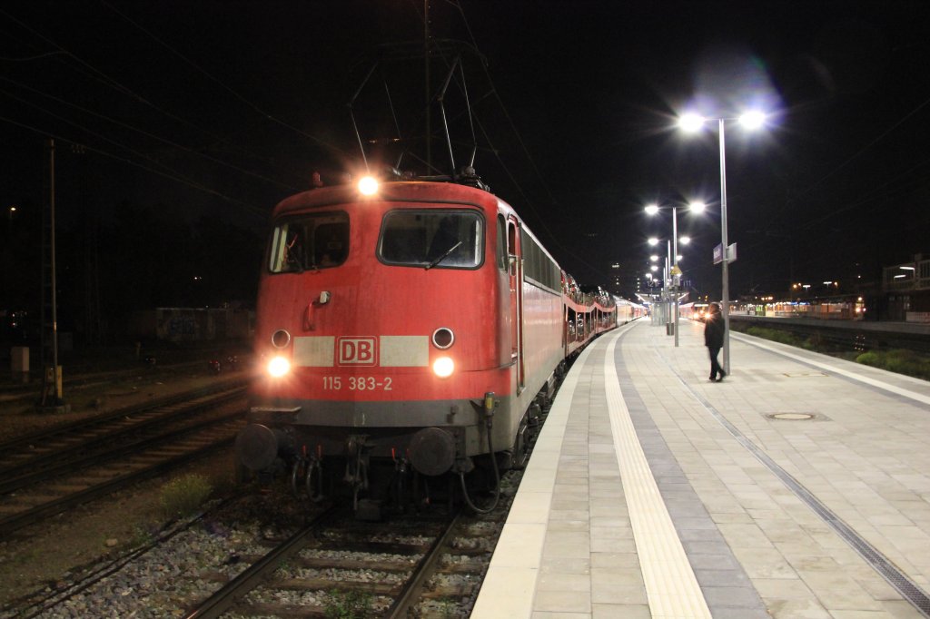 115 383 steht am 22.10.2011 in Mnchen Ost und wartet darauf den AZ in Richtung Hamburg Altona/Berlin Wannsee zum Hbf zu berfhren. Da die Strecke zwischen Ost-Hbf am 22.10.2011 gespeert war musste die alte Dame ein Umleiter ber Holzkirchen fahren, dadurch verlngert sich die Fahrzeit zum Hbf um ca. 20-30 Minuten. 