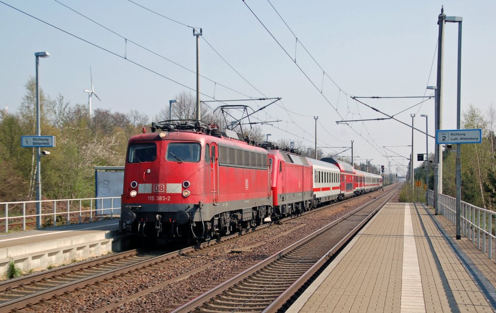 115 383 zog am 19.04.11 den PbZ 2467 durch Burgkemnitz Richtung Bitterfeld.