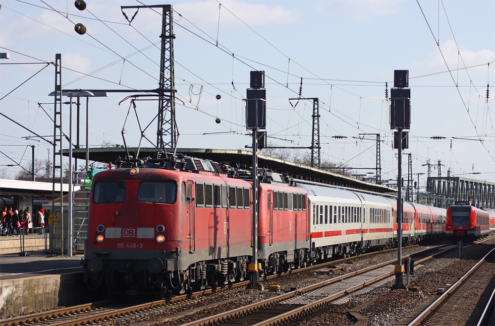 115 448-3 mit 115 114-1 und einem Schadzug in Kln Deutz, 6.3.11