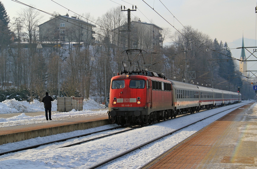 115 448-3 mit Turnuszug in Bahnhof Kirchbichl. 04.02.2012