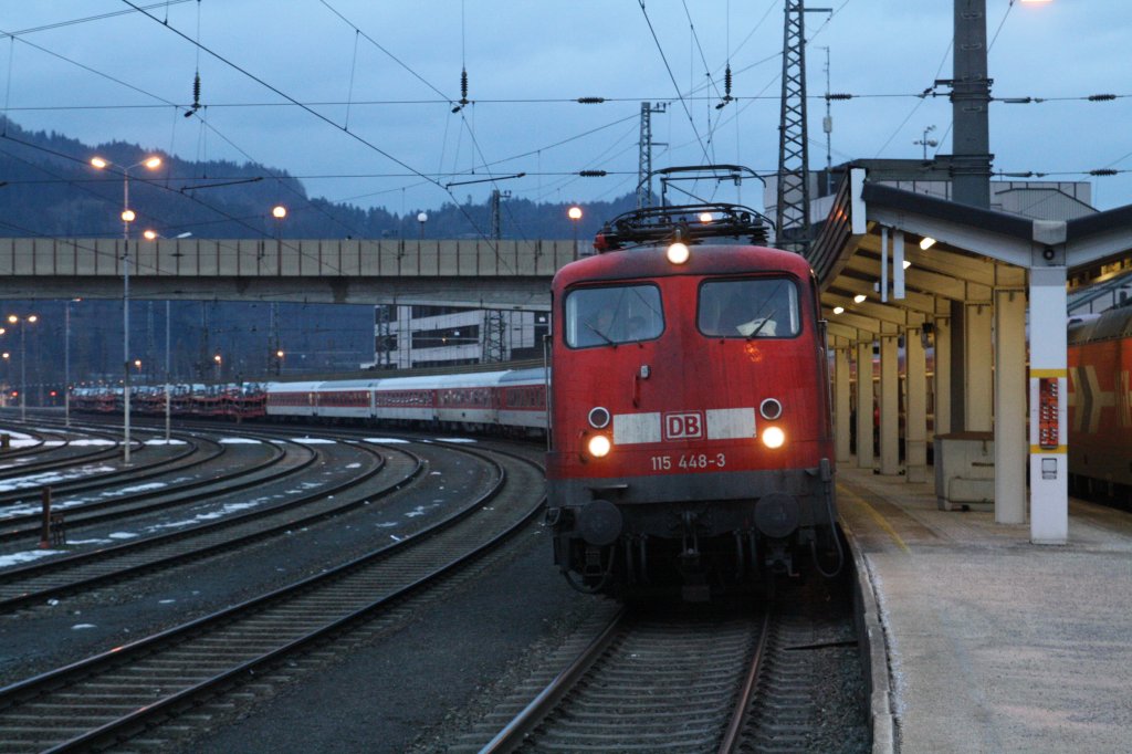 115 448-3 steht am 12.2.2011 mit Autoreisezug aus Hamburg nach Bozen  mit ca. 30 mintiger Versptung in Kufstein.